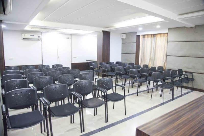 Treebo Admiral Suites New Usmanpura Aurangabad  Zewnętrze zdjęcie