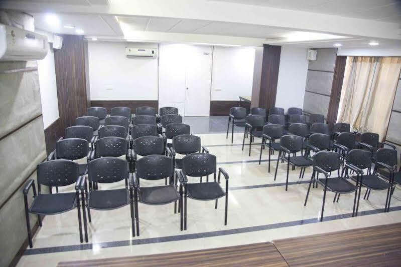 Treebo Admiral Suites New Usmanpura Aurangabad  Zewnętrze zdjęcie