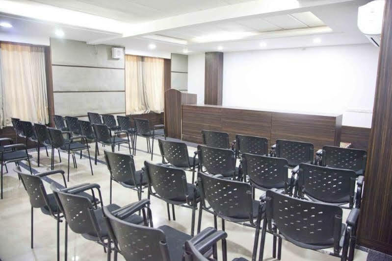 Treebo Admiral Suites New Usmanpura Aurangabad  Zewnętrze zdjęcie